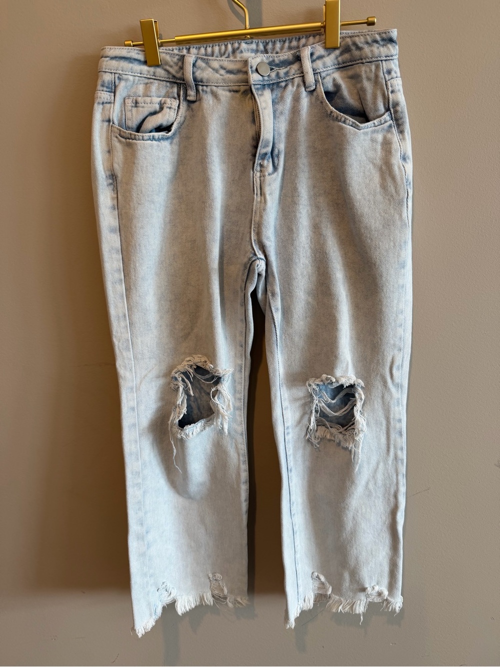 FATE Light Wash Distressed Cropped Jeans | Size Medium